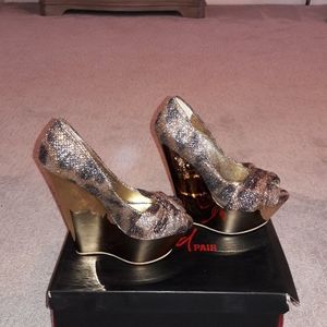 Beautiful dressy wedges/ brand new